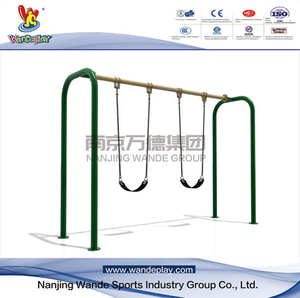 Playset exterior con columpio en el parque para niños