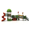 Equipo de juegos infantiles al aire libre con bosque verde para niños en edad preescolar
