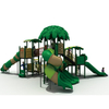 Zona de juegos para niños al aire libre en el bosque con equipo de tobogán para el parque de aventuras