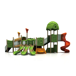 Equipo de juegos infantiles al aire libre con bosque verde para niños en edad preescolar