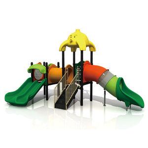 Campos de juego del bosque de los niños del parque de la aventura con el equipo al aire libre del juego de la diapositiva