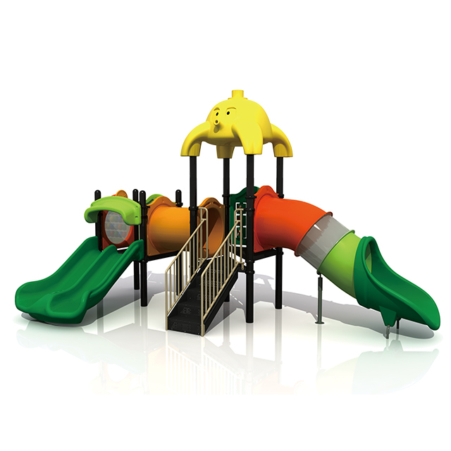 Campos de juego del bosque de los niños del parque de la aventura con el equipo al aire libre del juego de la diapositiva